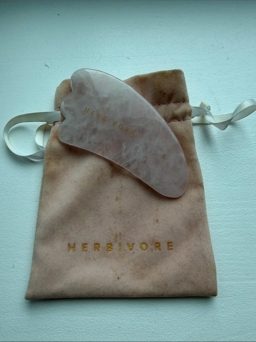 HERBIVORE Rose Quartz Gua Sha - Light Pink